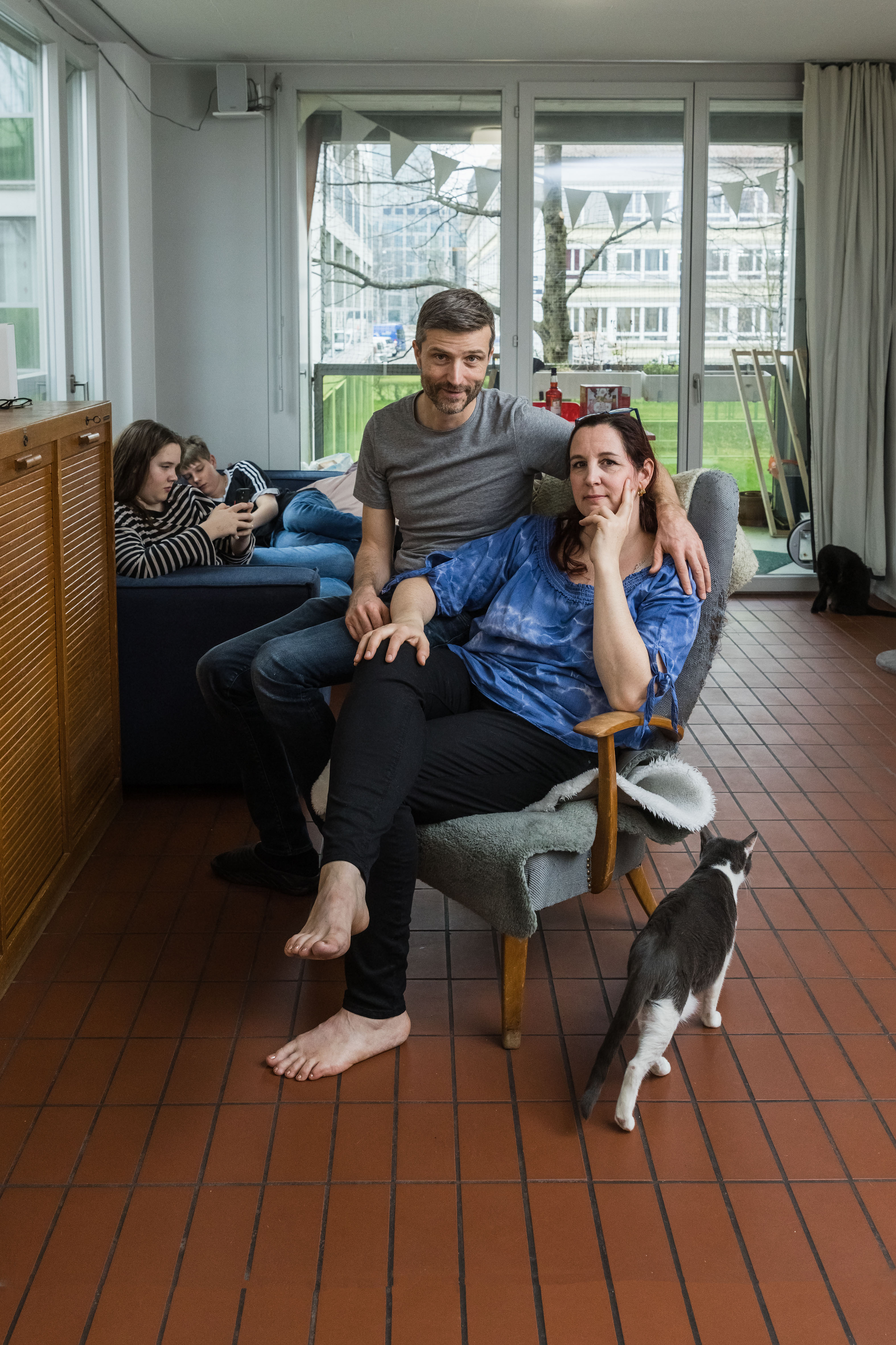 Familie Bazzan-Muff und Katze in ihrer Wohnung in der Siedlung Werdwies